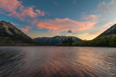 Göl Pearson, gün batımı / Moana Rua Wildlife Refuge bulunan Craigieburn Forest Park bölgesinde Canterbury, Yeni Zelanda South Island