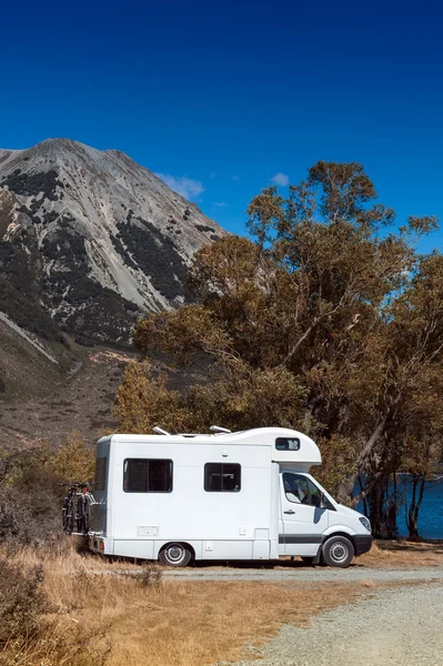 Göl Pearson, kamyonet ve karavan karavan / Moana Rua Wildlife Refuge bulunan Craigieburn Forest Park bölgesinde Canterbury, Yeni Zelanda South Island