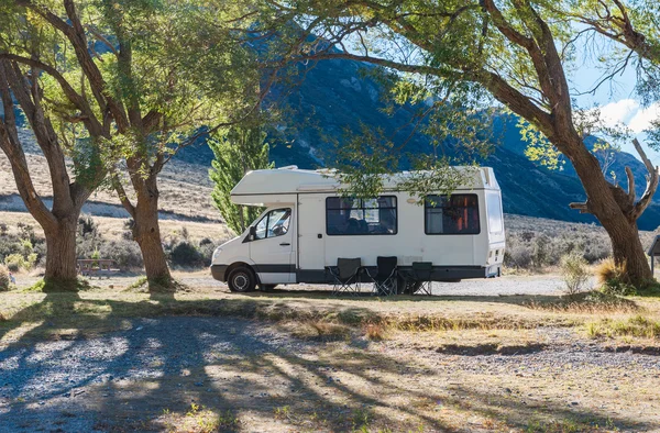 Göl Pearson, kamyonet ve karavan karavan / Moana Rua Wildlife Refuge bulunan Craigieburn Forest Park bölgesinde Canterbury, Yeni Zelanda South Island