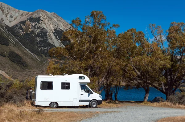 Karavan karavan na jezeře Pearson / Moana Rua Wildlife Refuge se nachází v Craigieburn Forest Park v regionu Canterbury, Jižní ostrov Nového Zélandu — Stock fotografie