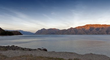 Lake Hawea Yeni Zelanda Otago bölgesinde bulunan popüler bir tatil olup de balıkçılık, kürek ve yüzme için yaz aylarında kullanılır