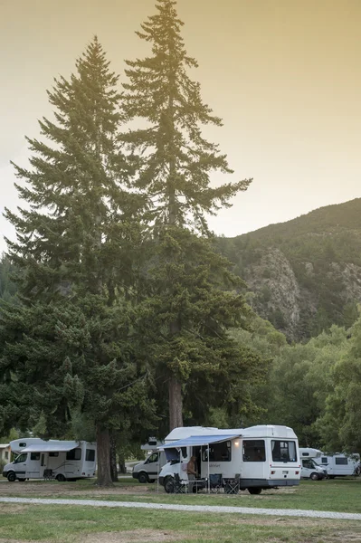 Otago, Yeni Zelanda - Şubat 2016: kamyonet ve Karavan kamp Lake Hawea Holiday Park, south Island Yeni Zelanda
