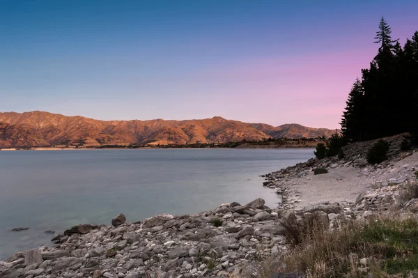 Der hawea-see in der otago-region neuseelands ist ein beliebter erholungsort und wird im sommer gut zum fischen, bootfahren und schwimmen genutzt — Stockfoto