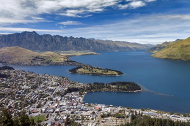 Arial görünümü Queenstown, Yeni Zelanda Güney Adası ve göl Wakatipu
