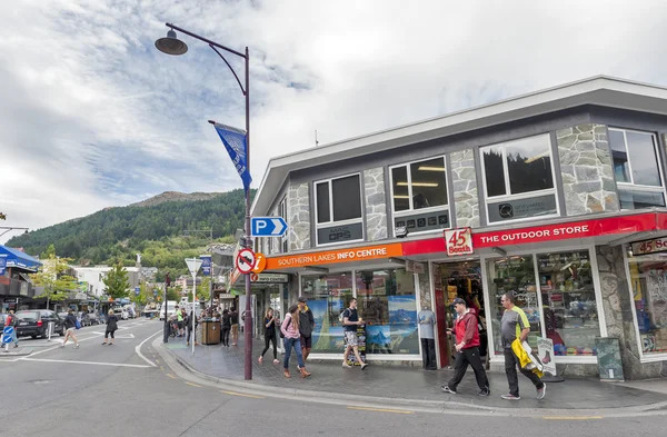 Queenstown, Új-Zéland - március 2016: utcai jelenetek és üzleti district of Queenstown, Új-Zéland déli szigetén — Stock Fotó