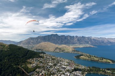 Queenstown, Yeni Zelanda - Mart 2016: yamaç paraşütü üzerinde göl Wakatipu Queenstown, Yeni Zelanda