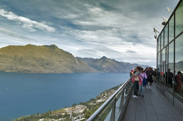 Queenstown, Új-Zéland - március 2016: turisták számára a teraszon, ahonnan kilátás nyílik a Lake Wakatipu és Queenstown, south island, Új-Zéland — Stock Fotó