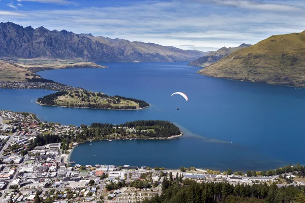 Yamaç paraşütü üzerinde göl Wakatipu Queenstown, Yeni Zelanda