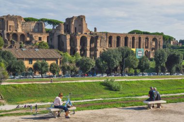 Roma, İtalya - Ekim 2019: Roma İmparatorluğu 'nun merkezi olan Palatine Tepesi, Roma' nın başkenti Roma 'da büyük bir Roma stadyumu olan Maximus Sirki (Circo Massimo) boyunca uzanır.