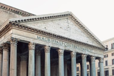 Bir pedikür ve Pantheon 'un büyük granit korint sütunları, antik Roma tapınağı ve İtalya' daki Katolik kilisesinin ayrıntıları.