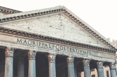 Bir pedikür ve Pantheon 'un büyük granit korint sütunları, antik Roma tapınağı ve İtalya' daki Katolik kilisesinin ayrıntıları.