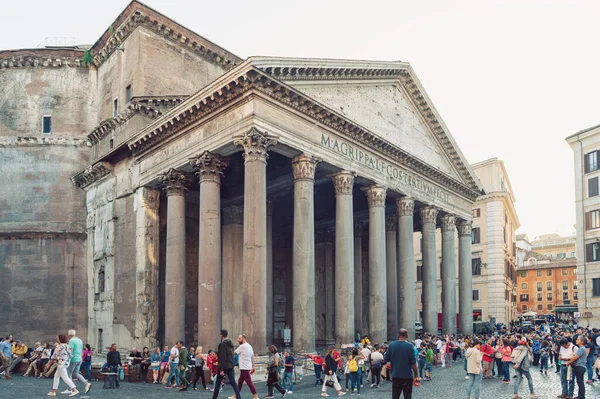Rzym Włochy Październik 2019 Duży Tłum Turystów Odwiedzających Panteon Starożytną — Zdjęcie stockowe