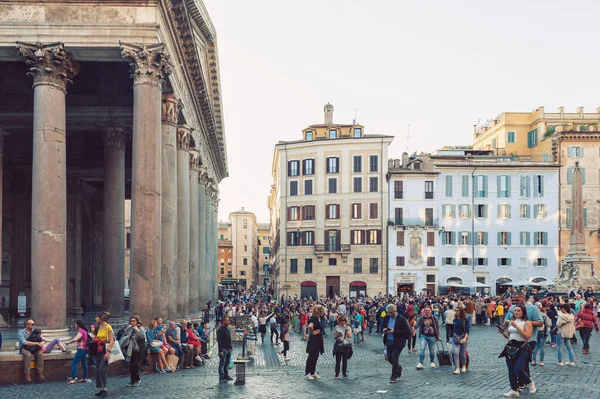 Řím Itálie Říjen 2019 Velký Zástup Turistů Kteří Navštíví Pantheon — Stock fotografie