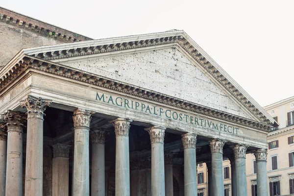 Bir pedikür ve Pantheon 'un büyük granit korint sütunları, antik Roma tapınağı ve İtalya' daki Katolik kilisesinin ayrıntıları.