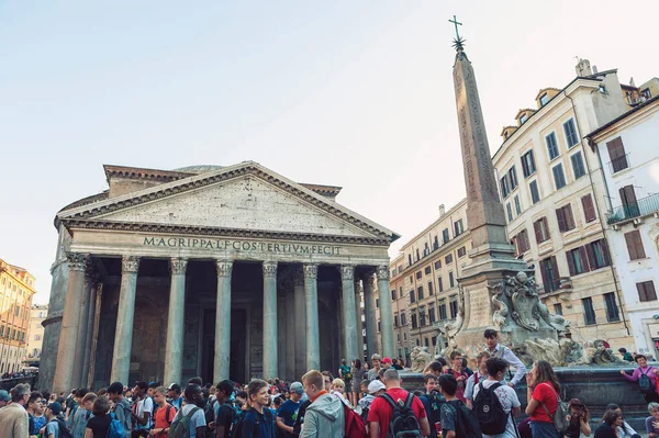 Řím Itálie Říjen 2019 Velký Zástup Turistů Kteří Navštíví Pantheon — Stock fotografie