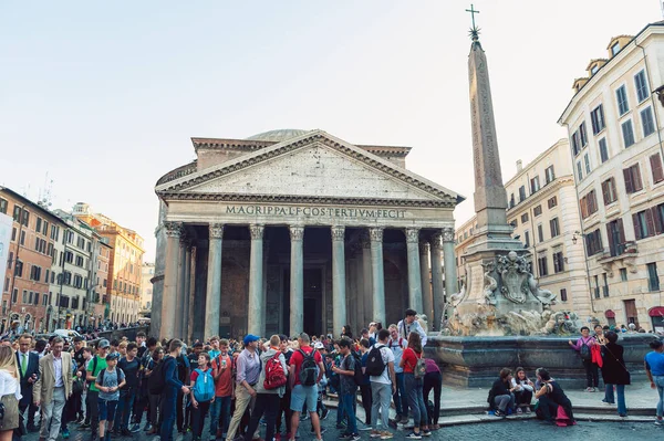 Řím Itálie Říjen 2019 Velký Zástup Turistů Kteří Navštíví Pantheon — Stock fotografie