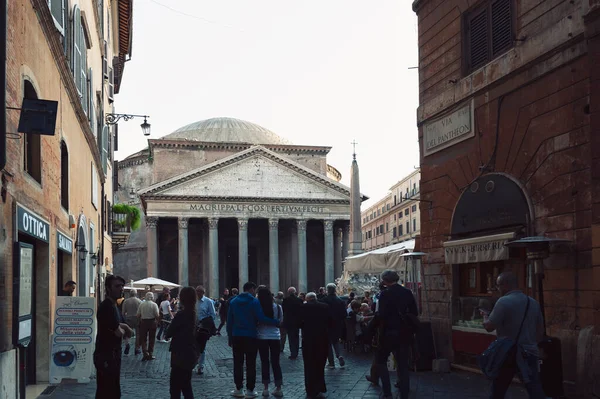 Roma Italia Octubre 2019 Una Gran Multitud Turistas Visitan Panteón —  Fotos de Stock