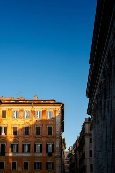 Stará Budova Piazza Pietra Chrámu Hadrian Římě Itálie Modrou Oblohou — Stock fotografie