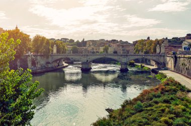 Roma, İtalya - Ekim 2019: Ponte Vittorio Emanuele II, Roma 'nın tarihi merkezi ile İtalya' nın Vatikan kenti yakınlarındaki Piazza Paoli 'yi birbirine bağlayan Tiber Nehri üzerindeki bir köprü.