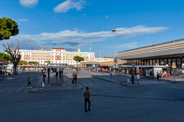 Roma, İtalya - Ekim 2019: Roma 'nın İtalya' daki ana tren istasyonu ve toplu taşımacılık merkezi olan Roma Terminali 'nin önündeki Piazza dei Cinquecento' da otobüs durdu