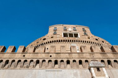 Castel Sant 'Angelo (Kutsal Melek Şatosu) veya Hadrian anıtı, Roma İmparatoru Hadrian için bir anıt mezar, kale ve kale, şimdi Parco Adriano, Roma, İtalya' da müze
