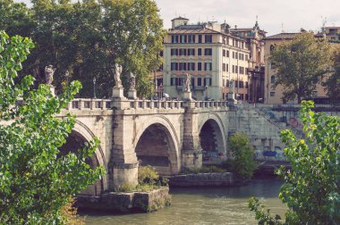 Roma, İtalya - Ekim 2019: Castel Sant 'Angelo Köprüsü (Ponte Sant' Angelo) veya Tiber Nehri üzerindeki Aelian Köprüsü şehir merkezinden Hadrian Anıtmezarı 'na kadar Roma, İtalya' da Azizler ve Melekler heykelleriyle süslenmiş.