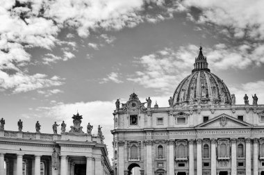 Vatikan 'daki Aziz Peter Bazilikası (Basilica di San Pietro), Vatikan' ın Roma şehrindeki Rönesans tarzı bir kilise.