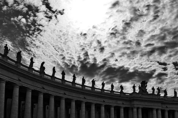 Detalles Entablamento Con Estatuas Santos Religiosos Las Columnatas Basílica San — Foto de Stock