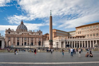 Roma, İtalya - Ekim 2019: St. Peter Bazilikasını ziyaret eden turistler Vatikan, Roma, İtalya 'daki St. Peter Meydanı' nda