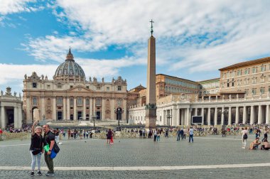 Roma, İtalya - Ekim 2019: St. Peter Bazilikasını ziyaret eden turistler Vatikan, Roma, İtalya 'daki St. Peter Meydanı' nda