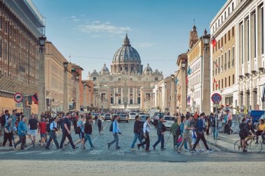 Roma, İtalya - Ekim 2019: Roma, İtalya 'nın tarihi caddelerinden Via della Conciliazione' den Vatikan 'daki Aziz Peter Bazilikası' na doğru görüş