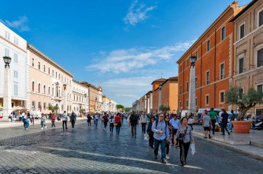 Roma, İtalya - Ekim 2019: Via della Conciliazione (Uzlaşma Yolu), İtalya 'daki Roma şehrini St. Peter Meydanı ve Vatikan' daki Bazilika 'ya bağlayan tarihi caddelerden biri.