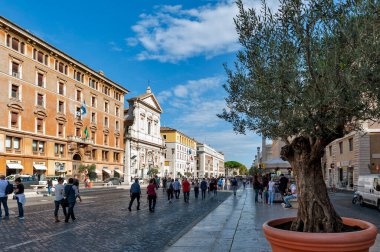 Roma, İtalya - Ekim 2019: Via della Conciliazione (Uzlaşma Yolu), İtalya 'daki Roma şehrini St. Peter Meydanı ve Vatikan' daki Bazilika 'ya bağlayan tarihi caddelerden biri.