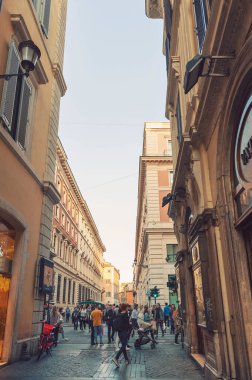 Roma, İtalya - Ekim 2019: Pastini caddesinde (Via dei Pastini) tarihi Roma, İtalya 'nın merkezinde bulunan pastel renkli eski binalar