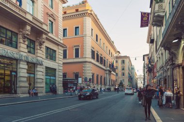 Roma, İtalya - Ekim 2019: Eski klasik binalar ve Roma, İtalya 'da Via del Corso caddesi boyunca yürüyen insanlar