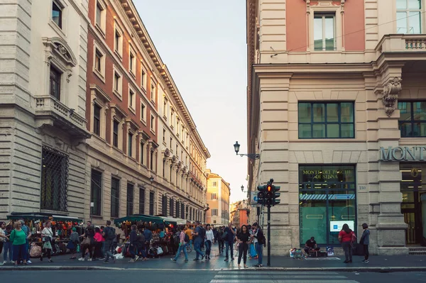 ローマ イタリア 2019年10月 ローマのVia Del Corsoの通りとの交差点から見える旧古典的な建物や人々 — ストック写真