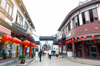 Şangay, Çin - Eylül 2019: Çin 'in Minhang Bölgesi' nde tarihi bir su kasabası olan Qibao Antik Kasabası 'ndaki Qibao Eski Caddesi boyunca geleneksel Çin mimari tarzında inşa edilmiş binalar ve dükkanlar