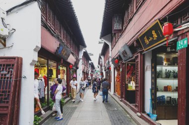 Şangay, Çin - Eylül 2019: Çin 'in Minhang Bölgesi' nde tarihi bir su kasabası olan Qibao Antik Kasabası 'ndaki Qibao Eski Caddesi boyunca geleneksel Çin mimari tarzında inşa edilmiş binalar ve dükkanlar