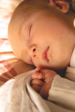 Bebek gündüzleri uyuyor.