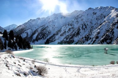 Dağlarda donmuş göl