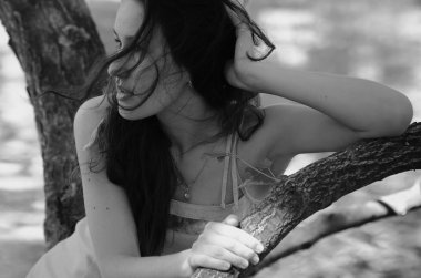 bir kızın siyah beyaz portresi