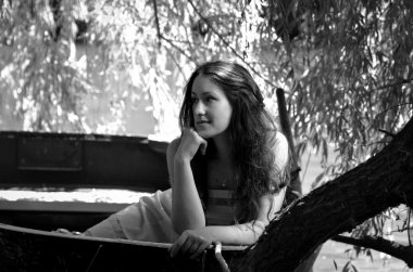 Teknede kızın fotoğrafı siyah-beyaz