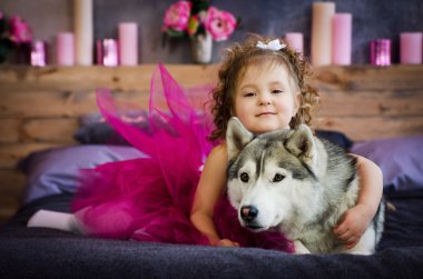 Husky ile küçük kız