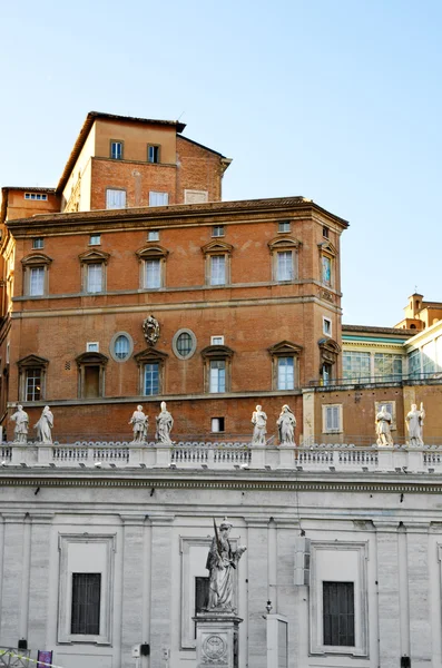 Gebouw met standbeelden in Vaticaan — Stockfoto