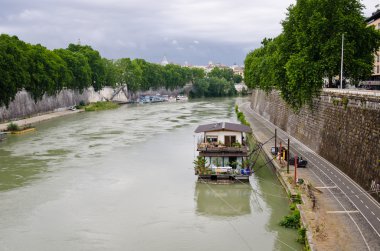 Tiber Nehri'nin teknede