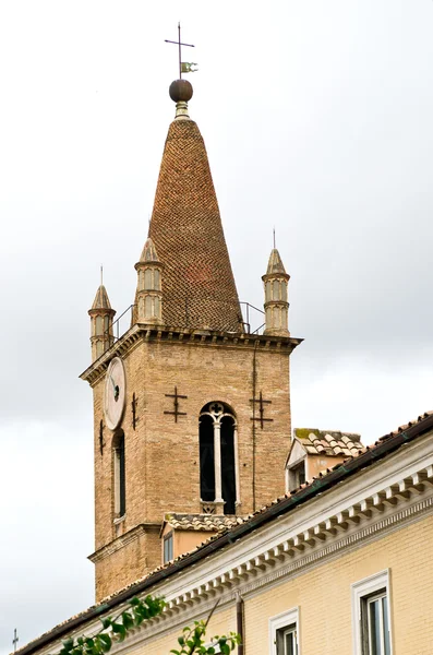 Campanile sotto cielo nuvoloso — Foto Stock