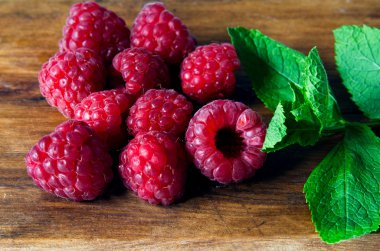 Ahududu ve taze yeşil nane fışkın