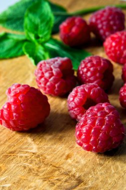 Kırmızı Ahududu ve taze nane fışkın