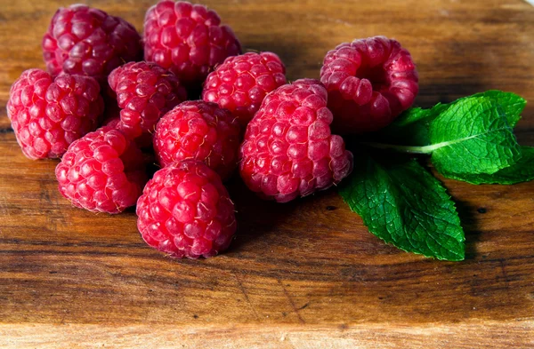 Ahududu ve taze nane fışkın