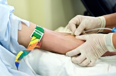 Kan örnekleme için ven eline bir iğne ekleme